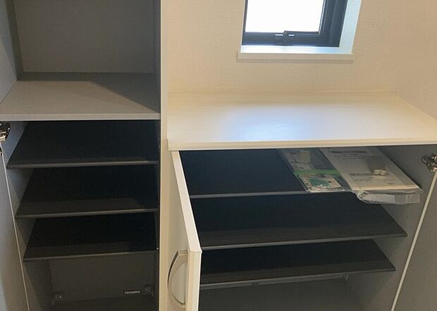 【玄関収納】玄関収納は、靴や傘、コートなどをスッキリと収納できるだけでなく、来客時に見せる顔となるため、家の顔とも言えます。収納量だけでなく、デザイン性も重視したいところです。ミラー付きの収納であれば、外出前の身だしなみチェックにも便利です。