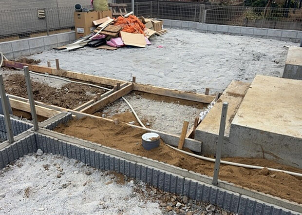 【庭】庭があることでガーデニングや家庭菜園はもちろん、こどもの遊び場やペットを放して遊ぶことができます。また、家の周囲に余裕があるということです。隣地との間があれば、十分な日当たりと、風通しが確保できます。