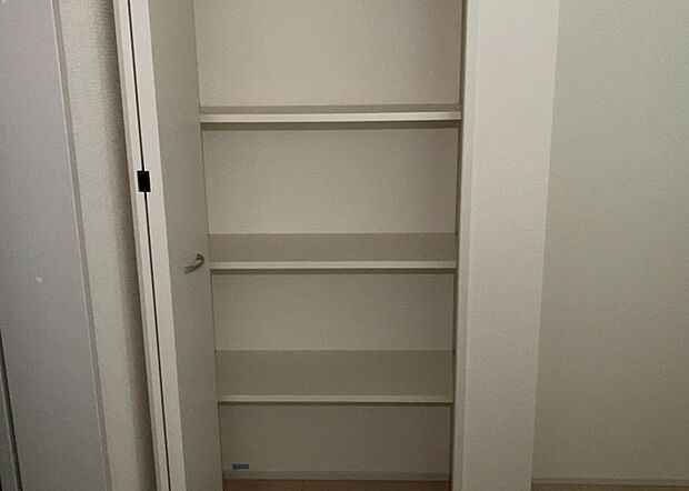 【キッチン床下収納】キッチン床下収納は、調理器具や食器などをスッキリと収納できる便利なスペースです。収納量が多いもの、引き出しがスムーズに開閉するものなど、使い勝手の良いものを選ぶことが大切です。また、湿気がこもりやすい場所なので、通気性の良いものを選ぶこともおすすめです。