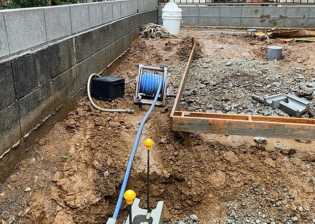 【外水栓】外水栓は、庭の水やりや洗車など、様々な用途に使える便利な設備です。ホースがしっかりと接続できるもの、水圧が安定しているものなど、使い勝手の良いものを選びましょう。また、凍結防止機能が付いているものなら、冬場でも安心して使用できます。