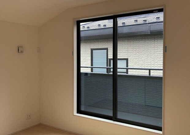 【洋室】洋室のメリットは重い家具が置きやすく、身の回りが整理しやすいことです。 床がフローリングのため畳とは異なり凹みにくいです。 クローゼットなど収納が豊富で、普段使わない旅行カバンや服の整頓も簡単にです。