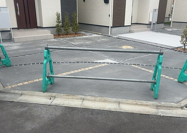 【駐車場】駐車場と明記されていても、最小スペースでつくられた駐車場だと大型車は駐車できなかったり、出入りしにくくなったりする可能性があります。お車のサイズと購入したい物件の駐車場のサイズを現地で確認しましょう。