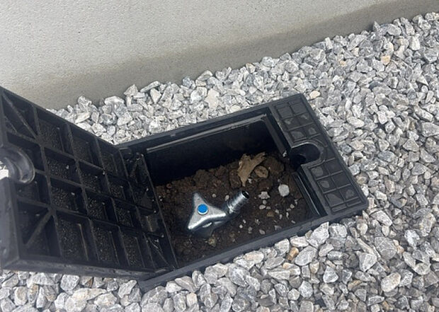 【その他設備】敷地内には、散水栓や立水栓があります。水道水を直接利用できるため、水を運ぶ手間を省くことが出来ます。大量の水を必要とする洗車作業や清掃などに役立ちます。その他設備とあわせて、現地でご確認ください。