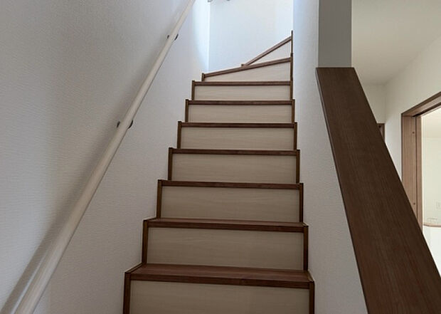 【内装】建物の上下階の通路である階段は、その位置によって動線や室内の印象が大きく左右されます。手摺にも重要な役割があり、転倒の防止・歩行や動作を円滑にして日常生活を支えることを主な目的として設置されています。