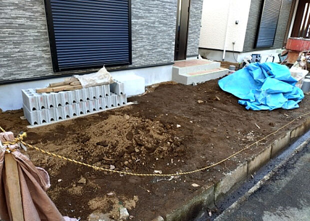 【駐車場】駐車場と明記されていても、最小スペースでつくられた駐車場だと大型車は駐車できなかったり、出入りしにくくなったりする可能性があります。お車のサイズと購入したい物件の駐車場のサイズを現地で確認しましょう。