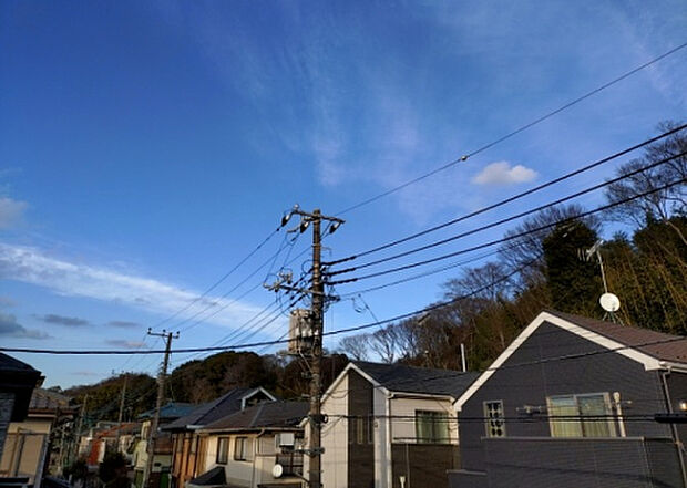 【物件からの展望】眺望を気にして物件を探す場合、前面に建物が建っていないか現地で確認しましょう！前面に建物があると景色はもちろん、日当たりや風通しにも影響が出てきます。住んだ時のことを想像しながら現地見学をしましょう。