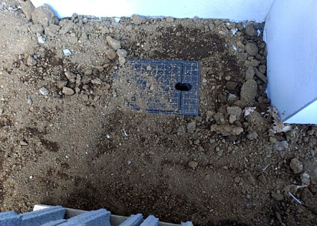 【その他設備】敷地内には、散水栓や立水栓があります。水道水を直接利用できるため、水を運ぶ手間を省くことが出来ます。大量の水を必要とする洗車作業や清掃などに役立ちます。その他設備とあわせて、現地でご確認ください。