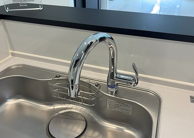 【キッチン水栓】キッチン水栓は、毎日必ず使うものだからこそ、使いやすさが重要です。シャワーヘッドの切り替えがスムーズか、吐水量が調節できるか、水しぶきが飛び散りにくい構造か、浄水機能が付いているかなど、日々の家事を快適にするための機能が数多くあります。また、デザインも多種多様なので、キッチン全体の雰囲気に合わせたものを選ぶことができます。