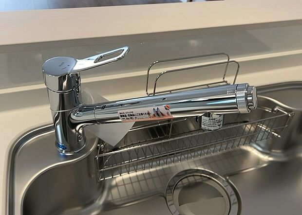 【キッチン水栓】キッチン水栓は、毎日必ず使うものだからこそ、使いやすさが重要です。シャワーヘッドの切り替えがスムーズか、吐水量が調節できるか、水しぶきが飛び散りにくい構造か、浄水機能が付いているかなど、日々の家事を快適にするための機能が数多くあります。また、デザインも多種多様なので、キッチン全体の雰囲気に合わせたものを選ぶことができます。