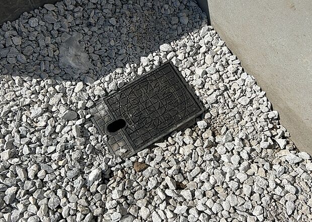 【外水栓】外水栓は、庭の水やりや洗車など、様々な用途に使える便利な設備です。ホースがしっかりと接続できるもの、水圧が安定しているものなど、使い勝手の良いものを選びましょう。また、凍結防止機能が付いているものなら、冬場でも安心して使用できます。