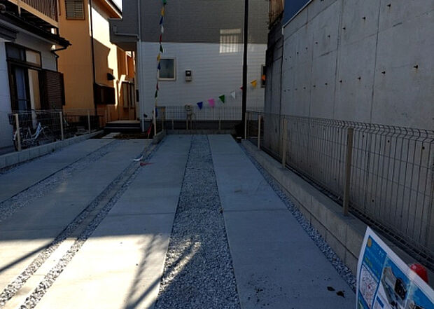 【駐車場】駐車場と明記されていても、最小スペースでつくられた駐車場だと大型車は駐車できなかったり、出入りしにくくなったりする可能性があります。お車のサイズと購入したい物件の駐車場のサイズを現地で確認しましょう。