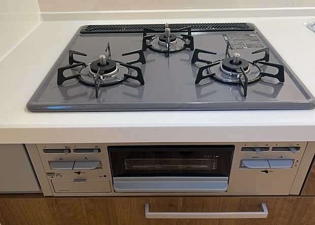 【キッチンコンロ】キッチンコンロは、料理の質を大きく左右する重要な設備です。火力調整のしやすさ、グリル機能の有無、安全装置の充実度など、選ぶポイントがたくさんあります。特に、IHクッキングヒーターは、お手入れのしやすさや安全性が高く、近年人気が高まっています。