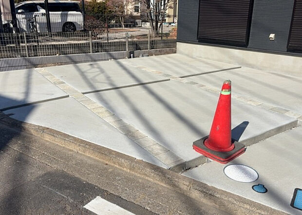 【駐車場】駐車場と明記されていても、最小スペースでつくられた駐車場だと大型車は駐車できなかったり、出入りしにくくなったりする可能性があります。お車のサイズと購入したい物件の駐車場のサイズを現地で確認しましょう。