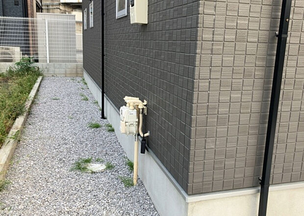 【庭】庭があることでガーデニングや家庭菜園はもちろん、こどもの遊び場やペットを放して遊ぶことができます。また、家の周囲に余裕があるということです。隣地との間があれば、十分な日当たりと、風通しが確保できます。