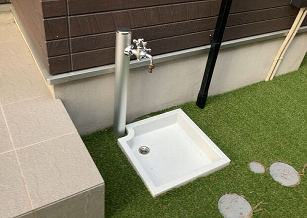 【その他設備】敷地内には、散水栓や立水栓があります。水道水を直接利用できるため、水を運ぶ手間を省くことが出来ます。大量の水を必要とする洗車作業や清掃などに役立ちます。その他設備とあわせて、現地でご確認ください。