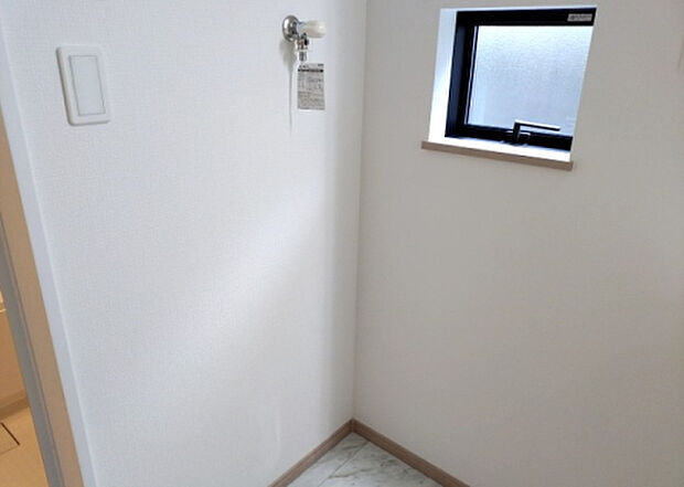 【ランドリースペース】ランドリースペースも気になります。洗濯機置場があり「洗う、干す、取り込む、アイロンがけ、たたむ」など、洗濯に関する家事をするための空間です。広さや収納など付帯設備も含めて、詳細は現地でご確認ください。