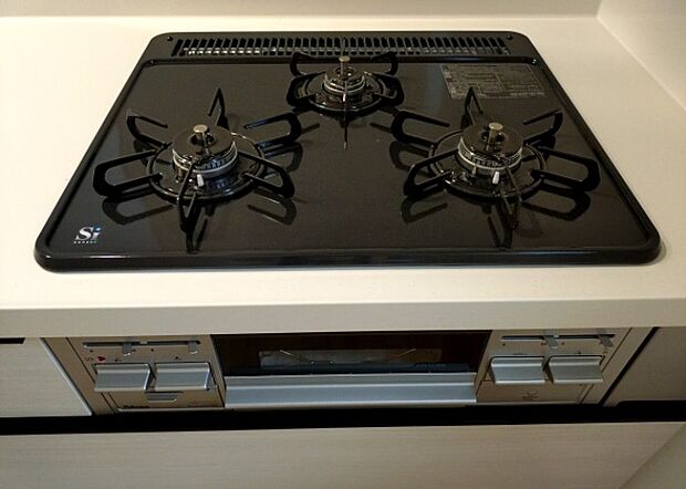 【キッチンコンロ】キッチンコンロは、料理の質を大きく左右する重要な設備です。火力調整のしやすさ、グリル機能の有無、安全装置の充実度など、選ぶポイントがたくさんあります。特に、IHクッキングヒーターは、お手入れのしやすさや安全性が高く、近年人気が高まっています。