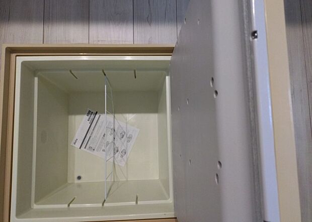 【キッチン床下収納】キッチン床下収納は、調理器具や食器などをスッキリと収納できる便利なスペースです。収納量が多いもの、引き出しがスムーズに開閉するものなど、使い勝手の良いものを選ぶことが大切です。また、湿気がこもりやすい場所なので、通気性の良いものを選ぶこともおすすめです。