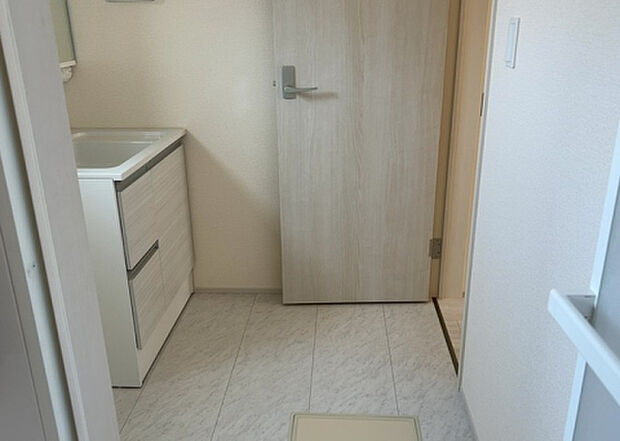【脱衣場】多くの戸建て住宅で見かける洗面脱衣所は、洗面台と洗濯機が2畳ほどのスペースに並べられていて、洗面所が脱衣所を兼ね備えている間取りが一般的です。お客様が利用することもある、パブリックな空間でもあります。