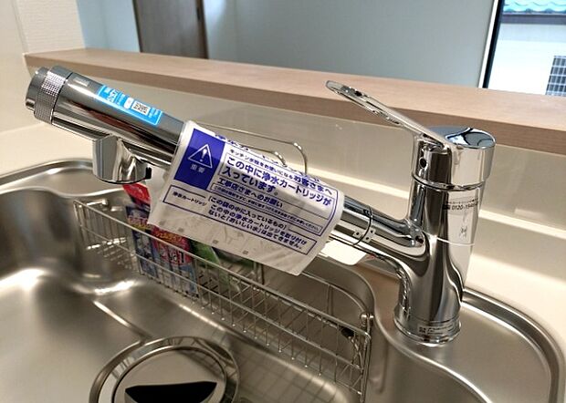 【キッチン水栓】キッチン水栓は、毎日必ず使うものだからこそ、使いやすさが重要です。シャワーヘッドの切り替えがスムーズか、吐水量が調節できるか、水しぶきが飛び散りにくい構造か、浄水機能が付いているかなど、日々の家事を快適にするための機能が数多くあります。また、デザインも多種多様なので、キッチン全体の雰囲気に合わせたものを選ぶことができます。