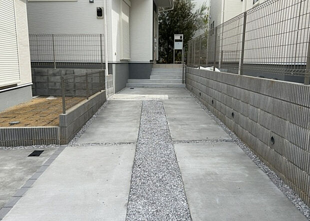 【駐車場】駐車場と明記されていても、最小スペースでつくられた駐車場だと大型車は駐車できなかったり、出入りしにくくなったりする可能性があります。お車のサイズと購入したい物件の駐車場のサイズを現地で確認しましょう。