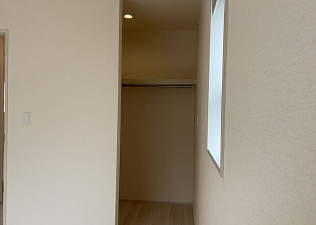 【ウォークインクローゼット】ウォークインクローゼットがあれば、クローゼット内でコーディネートが完成できますし、季節の変わり目に行う衣替えの手間も省けます。また、スーツケースなど大きいものもしまうことができ使い勝手がよいです。