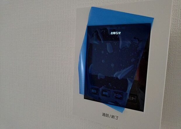 【ＴＶモニター付きインターホン】TVモニター付きインターホンは、来訪者の顔を確認できるだけでなく、音声でやり取りすることもできるため、セキュリティ面で安心できる設備です。モニター画面が大きく見やすいもの、夜間でも来訪者をしっかりと確認できるものなど、機能性を重視したいところです。