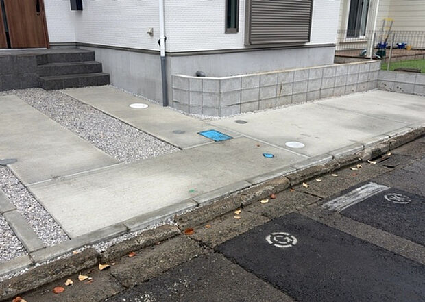 【駐車場】駐車場と明記されていても、最小スペースでつくられた駐車場だと大型車は駐車できなかったり、出入りしにくくなったりする可能性があります。お車のサイズと購入したい物件の駐車場のサイズを現地で確認しましょう。