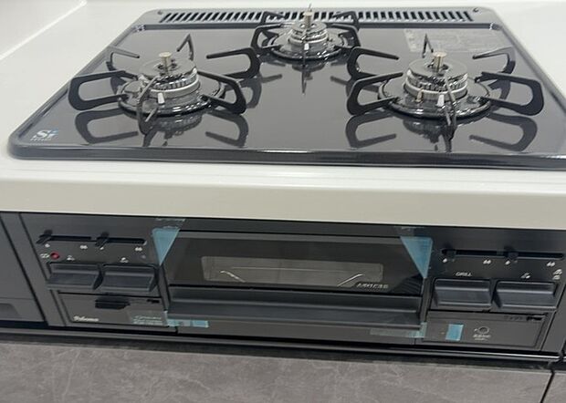 【キッチンコンロ】キッチンコンロは、料理の質を大きく左右する重要な設備です。火力調整のしやすさ、グリル機能の有無、安全装置の充実度など、選ぶポイントがたくさんあります。特に、IHクッキングヒーターは、お手入れのしやすさや安全性が高く、近年人気が高まっています。