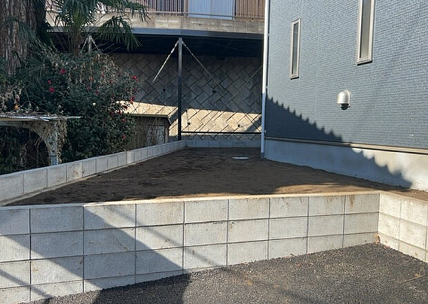 【庭】庭があることでガーデニングや家庭菜園はもちろん、こどもの遊び場やペットを放して遊ぶことができます。また、家の周囲に余裕があるということです。隣地との間があれば、十分な日当たりと、風通しが確保できます。