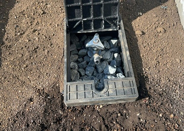 【その他設備】敷地内には、散水栓や立水栓があります。水道水を直接利用できるため、水を運ぶ手間を省くことが出来ます。大量の水を必要とする洗車作業や清掃などに役立ちます。その他設備とあわせて、現地でご確認ください。