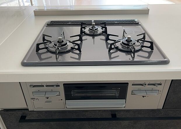 【キッチンコンロ】キッチンコンロは、料理の質を大きく左右する重要な設備です。火力調整のしやすさ、グリル機能の有無、安全装置の充実度など、選ぶポイントがたくさんあります。特に、IHクッキングヒーターは、お手入れのしやすさや安全性が高く、近年人気が高まっています。