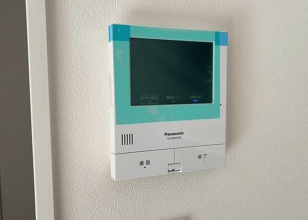 【TVモニター付きインターホン】TVモニター付きインターホンは、来訪者の顔を確認できるだけでなく、音声でやり取りすることもできるため、セキュリティ面で安心できる設備です。モニター画面が大きく見やすいもの、夜間でも来訪者をしっかりと確認できるものなど、機能性を重視したいところです。