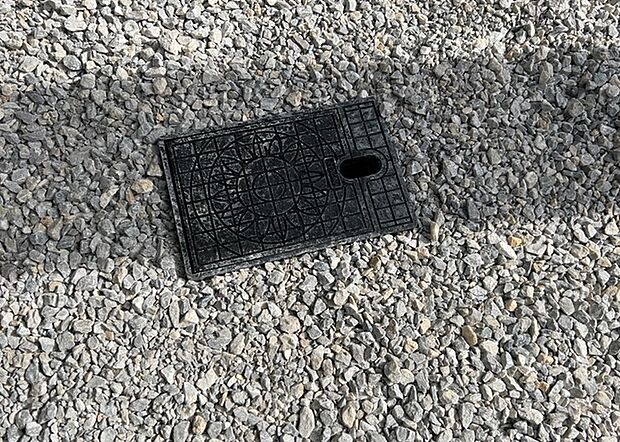 【外水栓】外水栓は、庭の水やりや洗車など、様々な用途に使える便利な設備です。ホースがしっかりと接続できるもの、水圧が安定しているものなど、使い勝手の良いものを選びましょう。また、凍結防止機能が付いているものなら、冬場でも安心して使用できます。