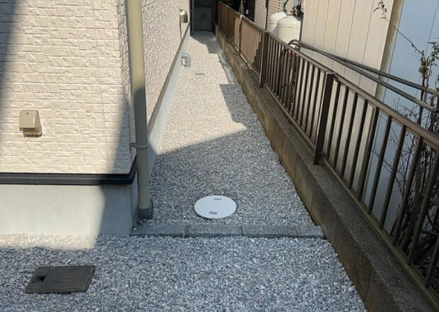 【庭】庭があることでガーデニングや家庭菜園はもちろん、こどもの遊び場やペットを放して遊ぶことができます。また、家の周囲に余裕があるということです。隣地との間があれば、十分な日当たりと、風通しが確保できます。