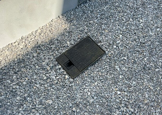 【その他設備】敷地内には、散水栓や立水栓があります。水道水を直接利用できるため、水を運ぶ手間を省くことが出来ます。大量の水を必要とする洗車作業や清掃などに役立ちます。その他設備とあわせて、現地でご確認ください。