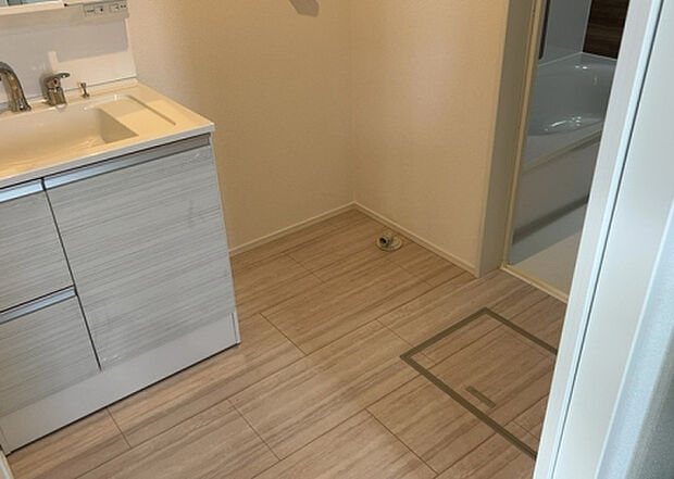 【脱衣場】多くの戸建て住宅で見かける洗面脱衣所は、洗面台と洗濯機が2畳ほどのスペースに並べられていて、洗面所が脱衣所を兼ね備えている間取りが一般的です。お客様が利用することもある、パブリックな空間でもあります。