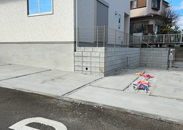 【駐車場】駐車場と明記されていても、最小スペースでつくられた駐車場だと大型車は駐車できなかったり、出入りしにくくなったりする可能性があります。お車のサイズと購入したい物件の駐車場のサイズを現地で確認しましょう。