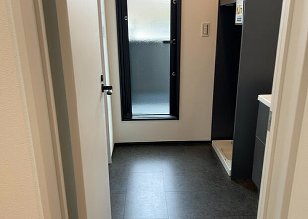 【脱衣場】多くの戸建て住宅で見かける洗面脱衣所は、洗面台と洗濯機が2畳ほどのスペースに並べられていて、洗面所が脱衣所を兼ね備えている間取りが一般的です。お客様が利用することもある、パブリックな空間でもあります。