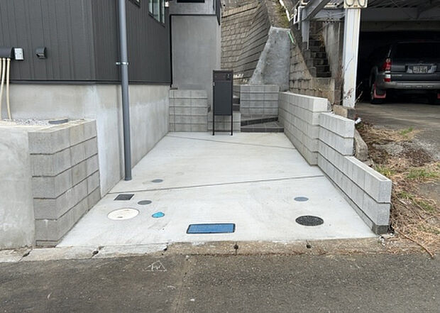 【駐車場】駐車場と明記されていても、最小スペースでつくられた駐車場だと大型車は駐車できなかったり、出入りしにくくなったりする可能性があります。お車のサイズと購入したい物件の駐車場のサイズを現地で確認しましょう。