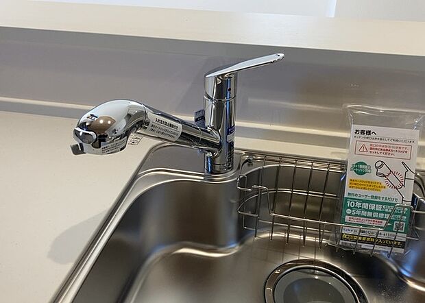 【キッチン水栓】キッチン水栓は、毎日必ず使うものだからこそ、使いやすさが重要です。シャワーヘッドの切り替えがスムーズか、吐水量が調節できるか、水しぶきが飛び散りにくい構造か、浄水機能が付いているかなど、日々の家事を快適にするための機能が数多くあります。また、デザインも多種多様なので、キッチン全体の雰囲気に合わせたものを選ぶことができます。