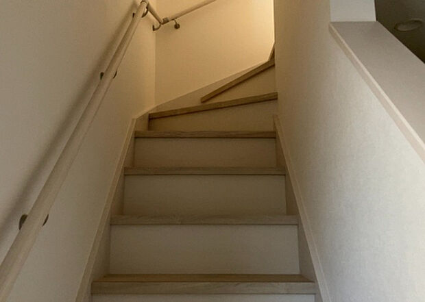 【内装】建物の上下階の通路である階段は、その位置によって動線や室内の印象が大きく左右されます。手摺にも重要な役割があり、転倒の防止・歩行や動作を円滑にして日常生活を支えることを主な目的として設置されています。