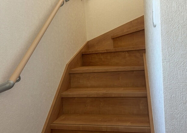 【内装】建物の上下階の通路である階段は、その位置によって動線や室内の印象が大きく左右されます。手摺にも重要な役割があり、転倒の防止・歩行や動作を円滑にして日常生活を支えることを主な目的として設置されています。