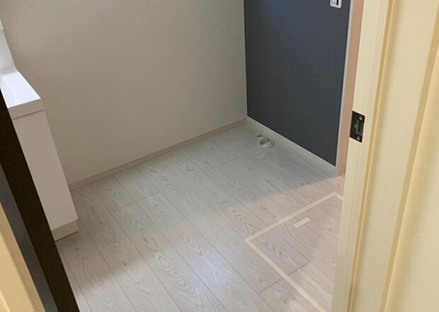 【脱衣場】多くの戸建て住宅で見かける洗面脱衣所は、洗面台と洗濯機が2畳ほどのスペースに並べられていて、洗面所が脱衣所を兼ね備えている間取りが一般的です。お客様が利用することもある、パブリックな空間でもあります。
