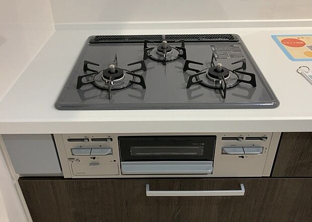 【キッチンコンロ】キッチンコンロは、料理の質を大きく左右する重要な設備です。火力調整のしやすさ、グリル機能の有無、安全装置の充実度など、選ぶポイントがたくさんあります。特に、IHクッキングヒーターは、お手入れのしやすさや安全性が高く、近年人気が高まっています。