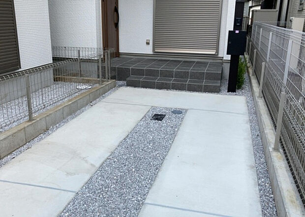 【駐車場】駐車場と明記されていても、最小スペースでつくられた駐車場だと大型車は駐車できなかったり、出入りしにくくなったりする可能性があります。お車のサイズと購入したい物件の駐車場のサイズを現地で確認しましょう。