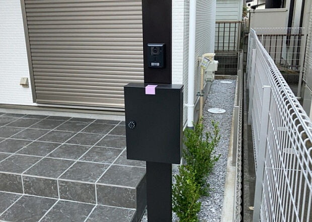 【庭】庭があることでガーデニングや家庭菜園はもちろん、こどもの遊び場やペットを放して遊ぶことができます。また、家の周囲に余裕があるということです。隣地との間があれば、十分な日当たりと、風通しが確保できます。