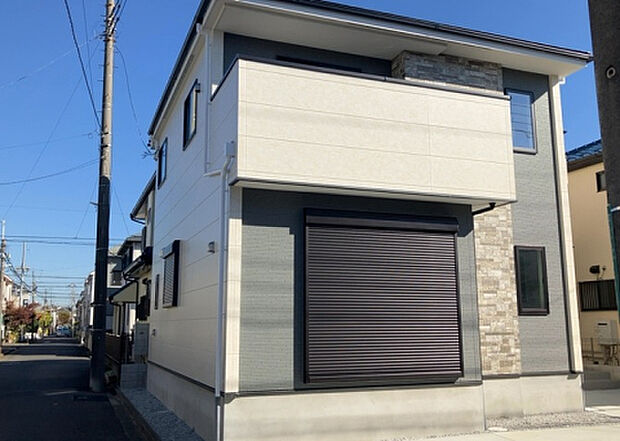 【前面道路含む現地写真_2】お持ちの車種によっては前面道路が広い方が便利でしょう。しかし、前面道路が広ければその分交通量が多くなるため、騒音などが気になる場合があります。実際に現地を見学し、周辺交通量や騒音などを確認しましょう！