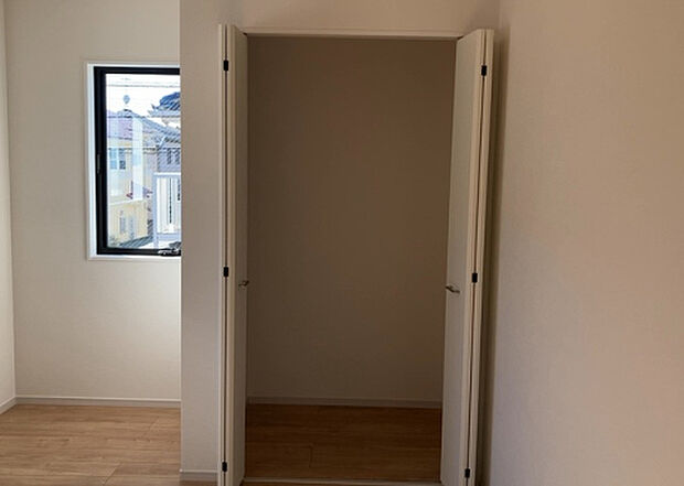 【ウォークインクローゼット】ウォークインクローゼットがあれば、クローゼット内でコーディネートが完成できますし、季節の変わり目に行う衣替えの手間も省けます。また、スーツケースなど大きいものもしまうことができ使い勝手がよいです。