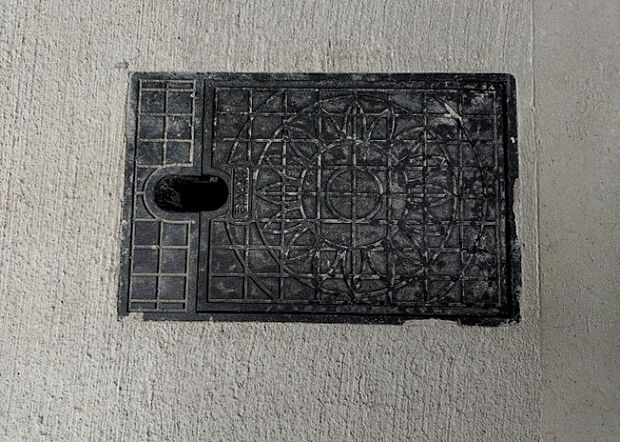 【外水栓】外水栓は、庭の水やりや洗車など、様々な用途に使える便利な設備です。ホースがしっかりと接続できるもの、水圧が安定しているものなど、使い勝手の良いものを選びましょう。また、凍結防止機能が付いているものなら、冬場でも安心して使用できます。